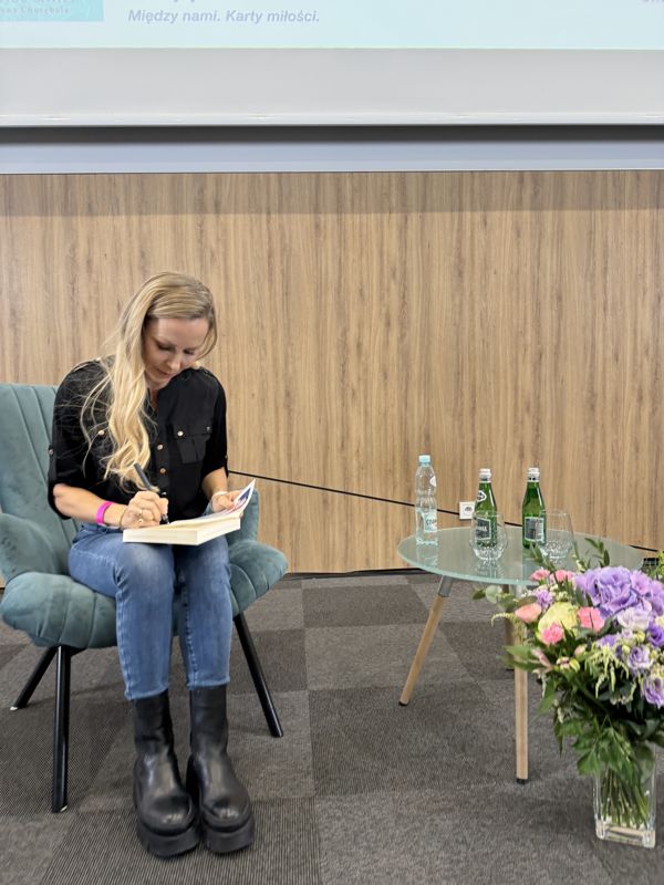 Sylwia Sitkowska podczas podpisywania książek