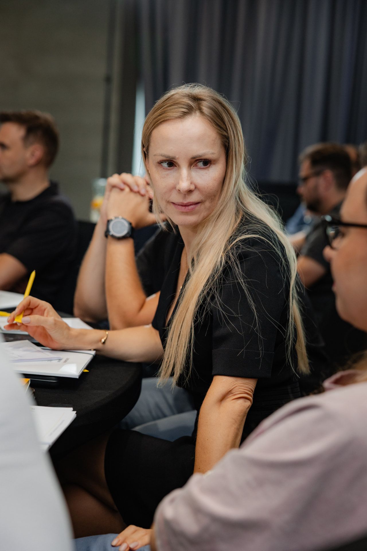 Sylwia Sitkowska słuchająca uczestników podczas pracy w małej grupie