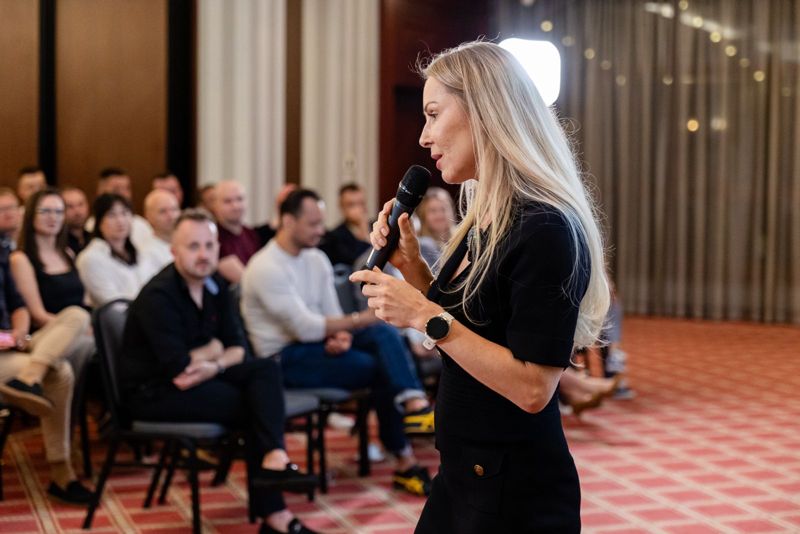 Sylwia Sitkowska z mikrofonem wśród publiczności