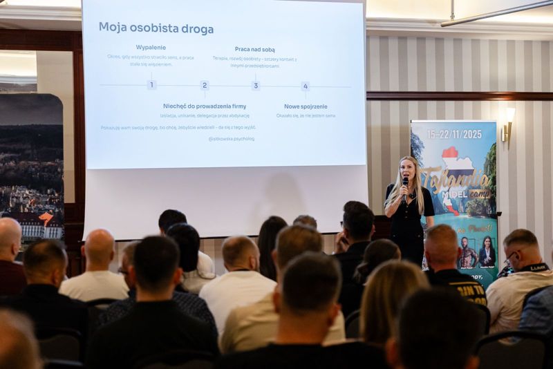 Sylwia Sitkowska podczas prezentacji przed salą