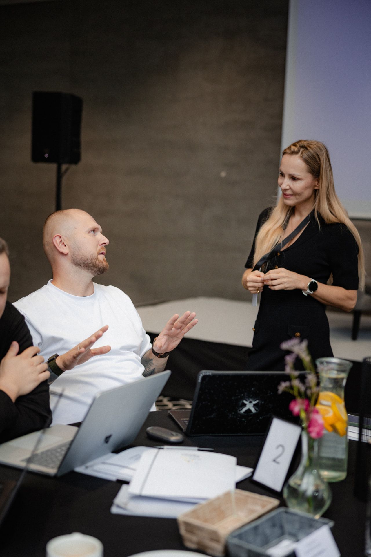 Sylwia Sitkowska podczas rozmowy przy wspólnej pracy