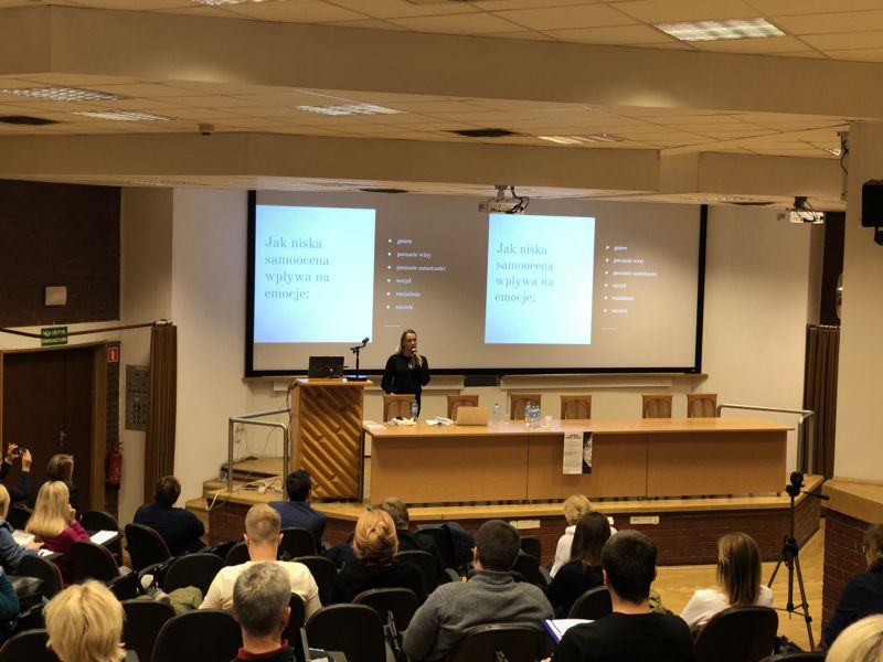 Sylwia Sitkowska podczas wykładu w sali konferencyjnej