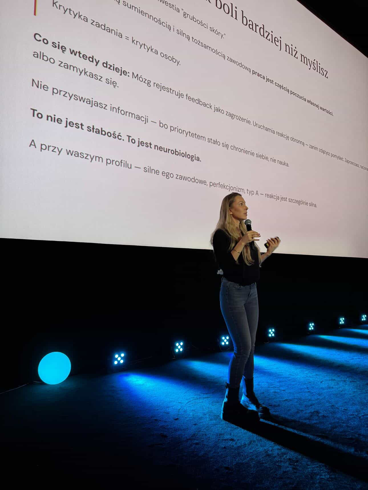 Sylwia Sitkowska z mikrofonem podczas wystąpienia